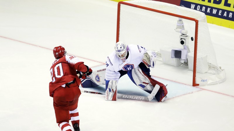 Lārss Ellers pārspēj Floriānu Ardī. Foto: Reuters/Scanpix