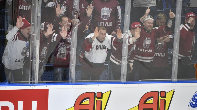Latvijas izlases līdzjutēji. Foto: Romāns Kokšarovs, f64