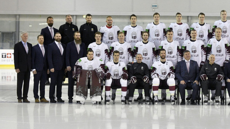 Tomāšs Tomīks (no kreisās) kopā ar Latvijas izlasi. Foto: Romāns Kokšarovs, f64