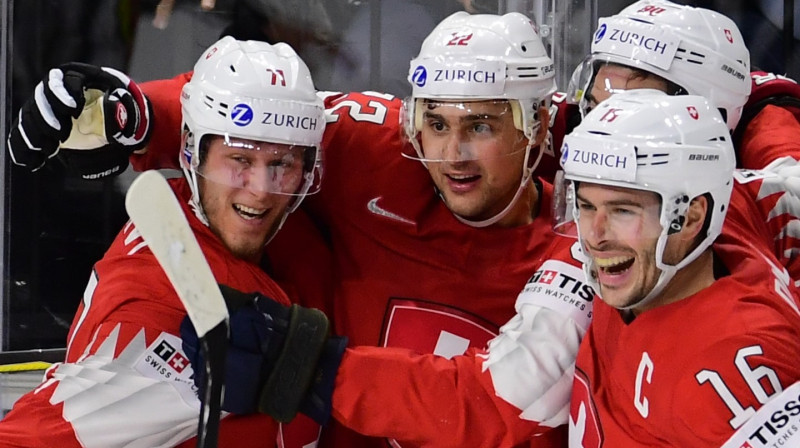 Nīno Nīderraiters (centrā) saņem komandas biedru apsveikumus pēc vārtu guvuma 2018. gada čempionāta finālā. Foto: Alexey Kudenko/Scanpix