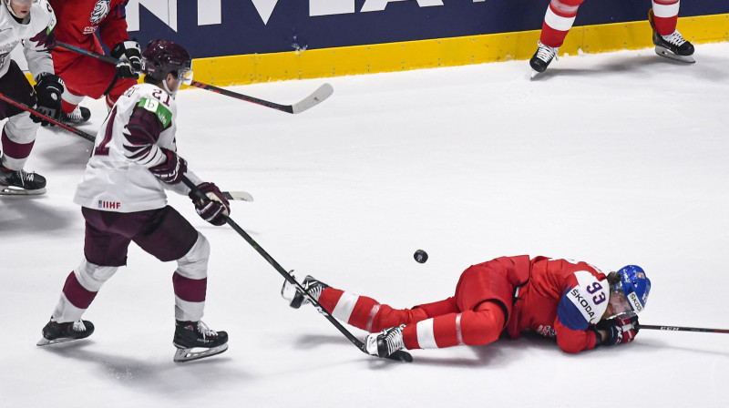 Rūdolfs Balcers un Jakubs Vorāčeks vēl spēles vidū. Foto: EPA/Scanpix