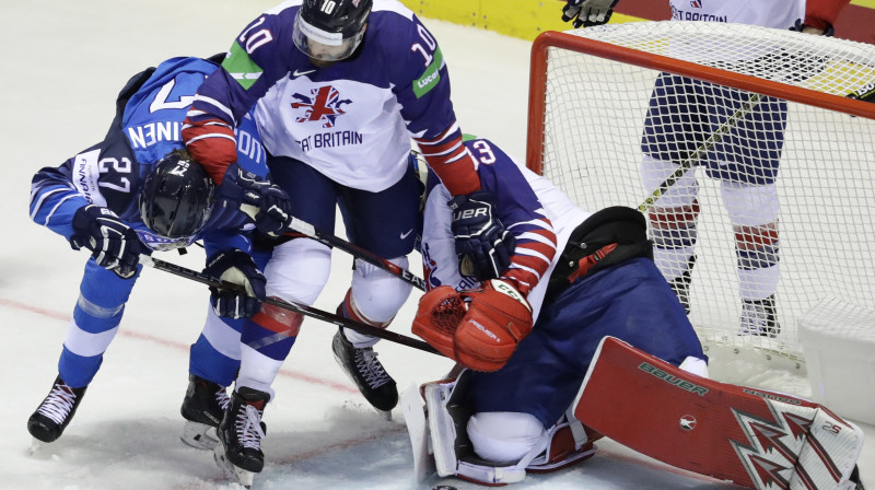 Cīņa Lielbritānijas izlases vārtu priekšā. Foto: Reuters/Scanpix