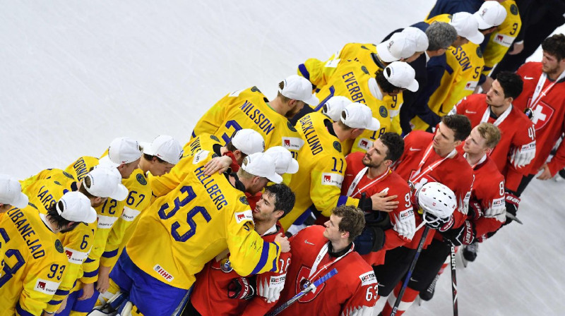 Zviedrijas un Šveices hokejisti pēc 2018. gada fināla. Foto: AFP / Scanpix