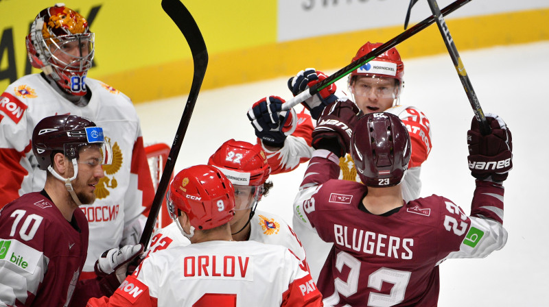 Asumi Andreja Vasiļevska sargāto vārtu priekšā. Epicentrā Teodors Bļugers. Foto: Romāns Kokšarovs/F64