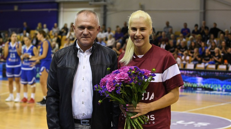 Valdis Voins un Elīna Dikeulaku 2018. gada 15. septembrī: 100 spēles valstsvienībā. Foto: Romāns Kokšarovs, f64