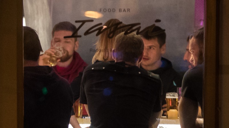Krievijas izlases uzbrucējs Jevgeņijs Kuzņecovs ierauj Bratislavas restorānā. Foto: Matej Kalina / sport24.pluska.sk