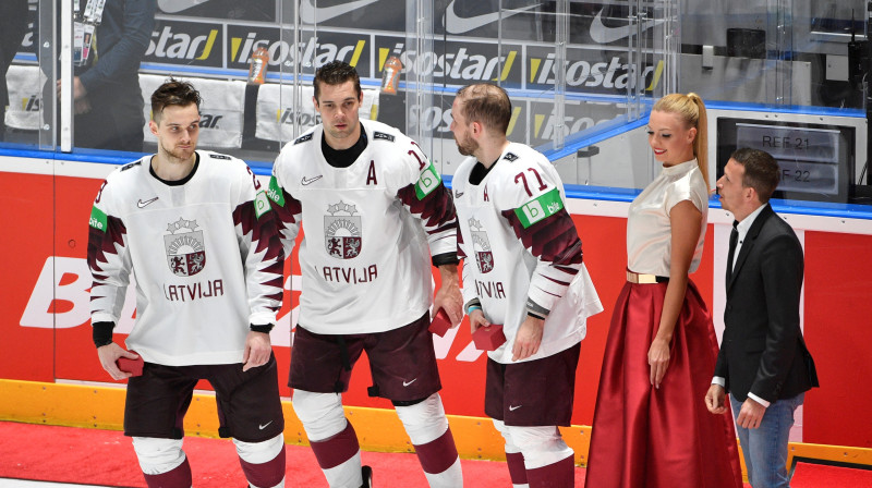 No kreisās: Teodors Bļugers, Kristaps Sotnieks un Roberts Bukarts. Foto: Romāns Kokšarovs/F64