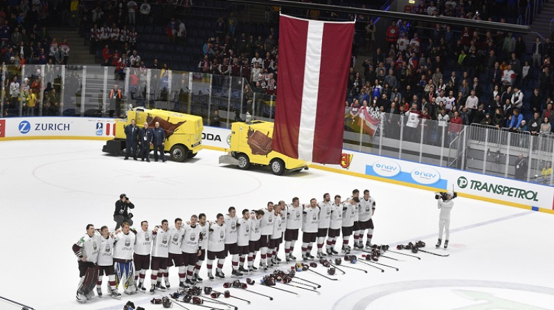 Latvijas hokejisti 2019. gada 21. maijā pēc uzvaras pār Norvēģiju. Foto: Romāns Kokšarovs, f64