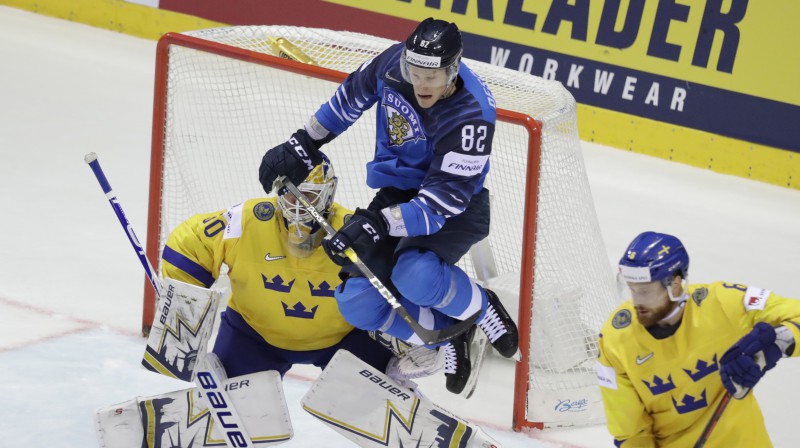 Harri Pesonens traucē Henrikam Lundkvistam. Foto: Reuters/Scanpix