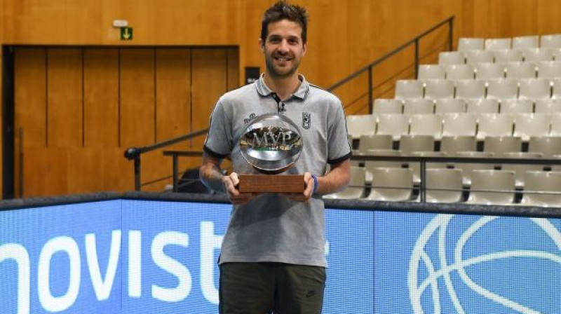Nikolass Laprovitola ar vērtīgākā spēlētāja balvu. Foto: acb.com