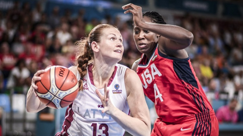 Aija Brumermane Pasaules kausa spēlē pret ASV 2018. gada 25. septembrī. Foto: FIBA
