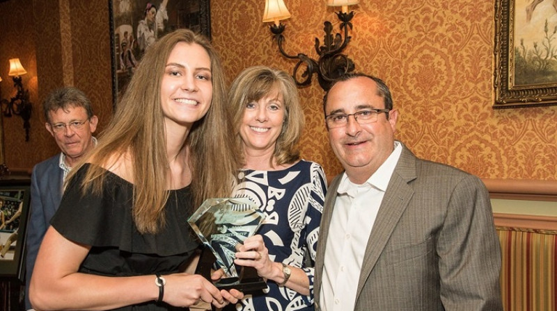 Luīze Šepte ar treneriem Mišelu Vudsu-Baksteri un Hosē Fernandesu, saņemot "Defensive MVP" balvu. Foto: South Florida
