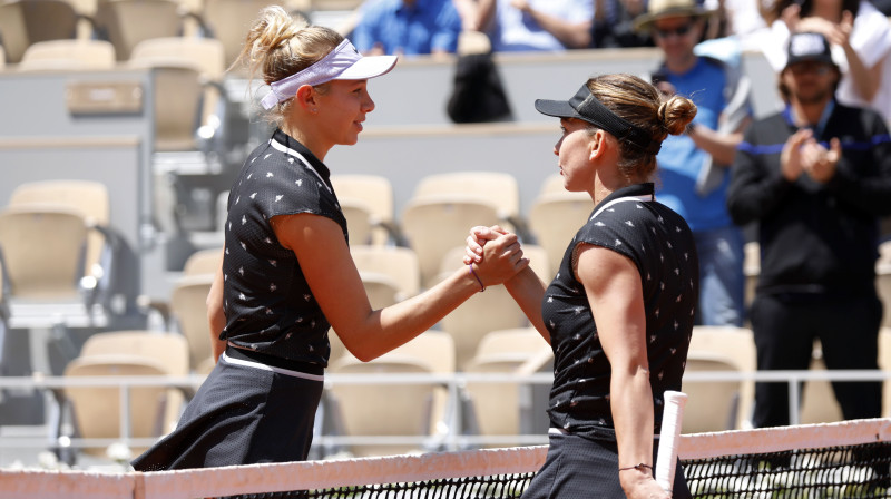 Amanda Aņisimova un Simona Halepa. Foto: Reuters/Scanpix