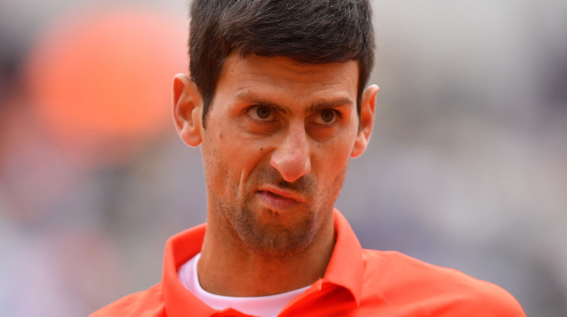Novaks Džokovičs neapmierināts ar spēlēšanu spēcīgā vējā. Foto: Sputnik/Scanpix