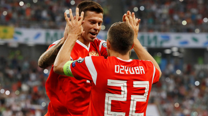 Krievijas izlases futbolists Artjoms Dzjuba kopā ar partneri svin vārtu guvumu. Foto: Reuters/Scanpix