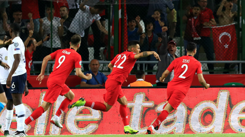 Turcijas izlases futbolisti svin vārtu guvumu mačā ar Franciju. Foto: Reuters/Scanpix