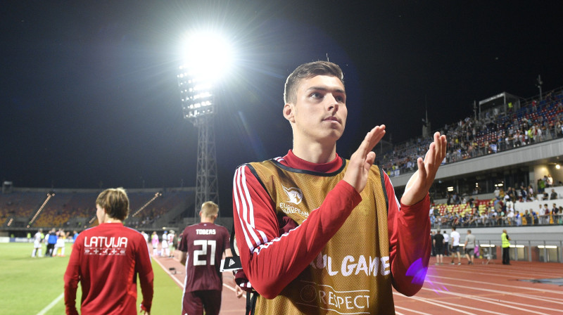 Roberts Uldriķis iepriekšējo maču vēroja no malas. Vai šoreiz uzbrucējam tiks dota iespēja? Foto: Romāns Kokšarovs, f64