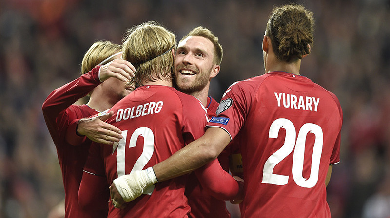 Kristians Ēriksens apsveic divus vārtus guvušo Kasperu Dolbergu. Foto: EPA/Scanpix