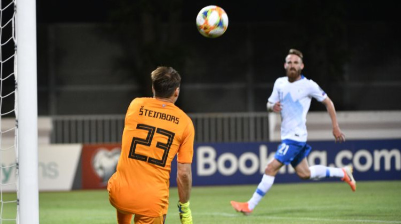 Pāvels Šteinbors sargā Latvijas izlases vārtus mačā pret Slovēniju. Foto: Romāns Kokšarovs/F64