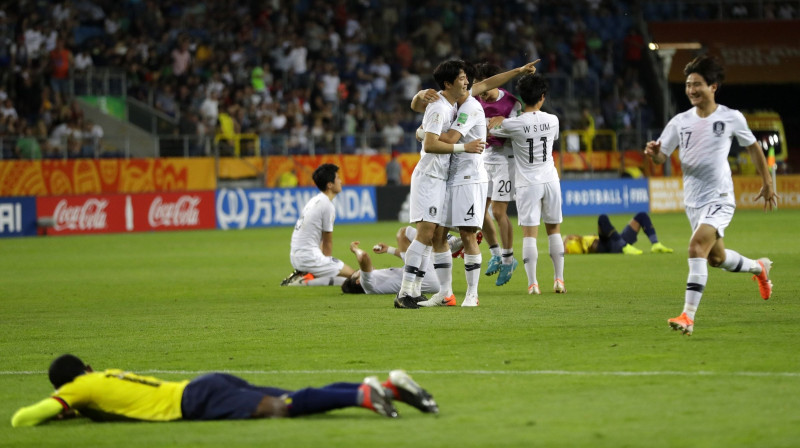 Dienvidkorejas futbolisti priecājās par sasniegto Foto: AP/Scanpix
