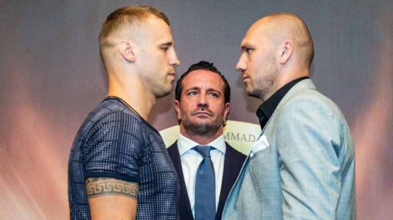 Kalle Zaurlands nolūkojas Maira Brieža un Kšištofa Glovacka tikšanās brīdī. Foto: World Boxing Superseries