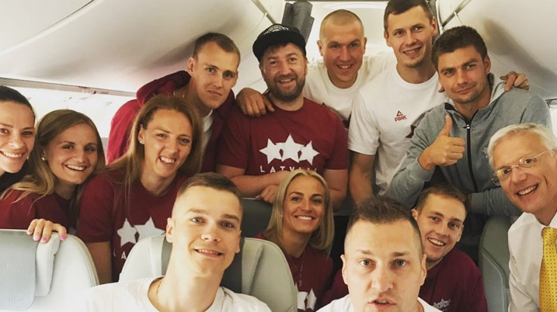 Latvijas 3x3 basketbola izlases lidmašīnā satiek premjeru Krišjāni Kariņu. Foto no Kristapa Saulīša Facebook profila