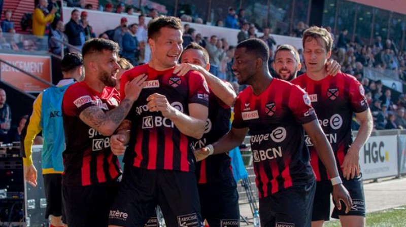 Mārcis Ošs tiek sveikts ar pirmajiem vārtiem Šveicē. Foto: "Xamax"