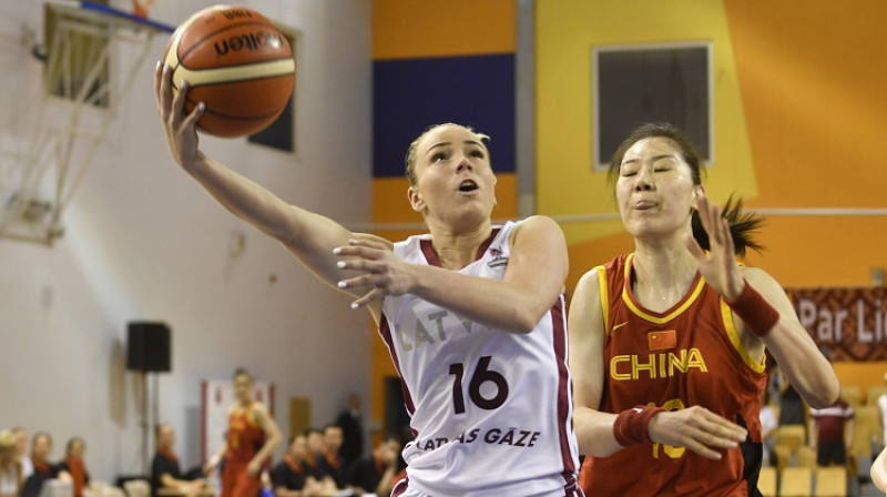 Ilze Jākobsone spēlē pret Ķīnu. Foto: Romāns Kokšarovs, f64