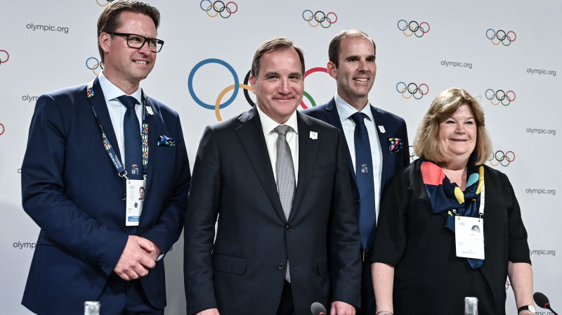 Zviedrijas Olimpiskās komitejas prezidents Matss Arjess, premjerministrs Stēfans Levēns, kandidatūras vadītājs Rikards Brisiuss un SOK biedre Gunilla Lindberja. Foto: AFP/Scanpix