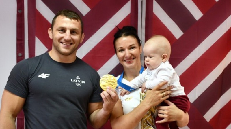 Treneris Armands Zvirbulis un Anastasija Grigorjeva ar dēlu. Foto: Mārtiņš Mālmeisters, Latvijas Olimpiskā komiteja