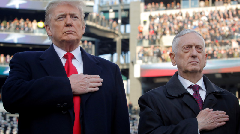 Donalds Tramps (no kreisās) apmeklējot ikgadējo "Army"-"Navy" futbola maču 2018. gadā.
Foto:Reuters/Scanpix