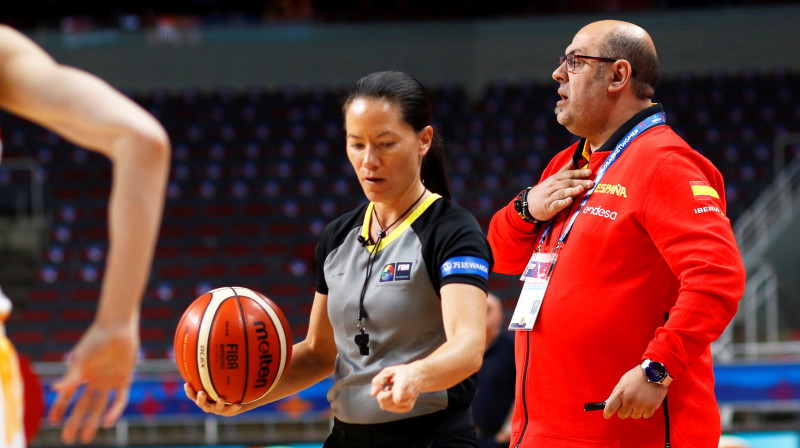 Spānijas sieviešu basketbola izlases galvenais treneris Lukass Mondelo (pa labi) Foto: EPA/Scanpix