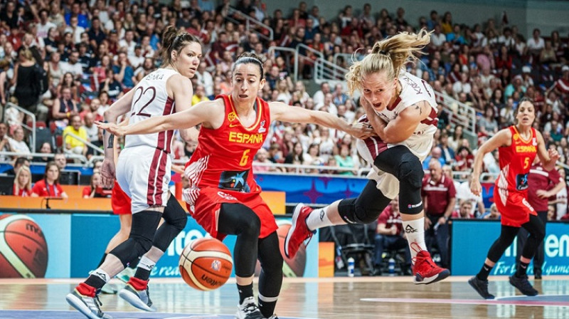 Zenta Meļņika un Kate Krēsliņa. Foto: FIBA
