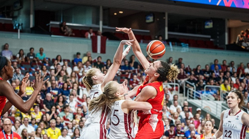 Digna Strautmane un Kate Krēsliņa aizsardzībā: spānietes no spēles iemeta tikai 26% metienu. Foto: FIBA