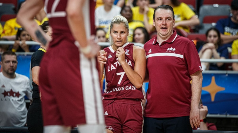 Elīna Dikeulaku un no amata aizgājušais Latvijas izlases galvenais treneris Mārtiņš Zībarts. Foto: FIBA