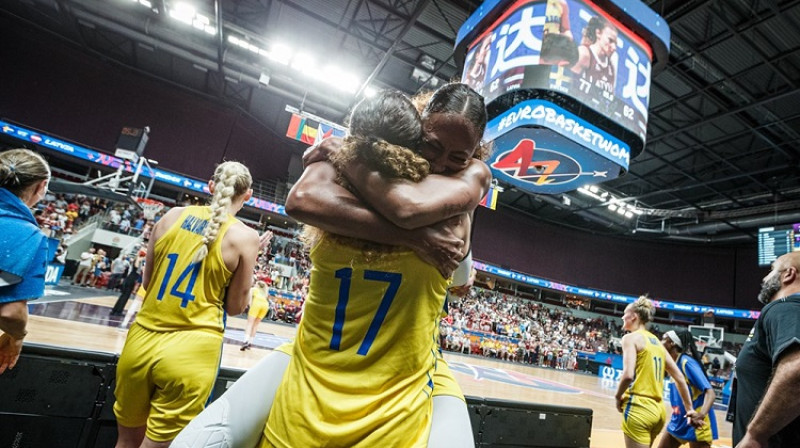 Amanda Zahui un Kalisa Loida svin uzvaru pār Latviju. Foto: FIBA