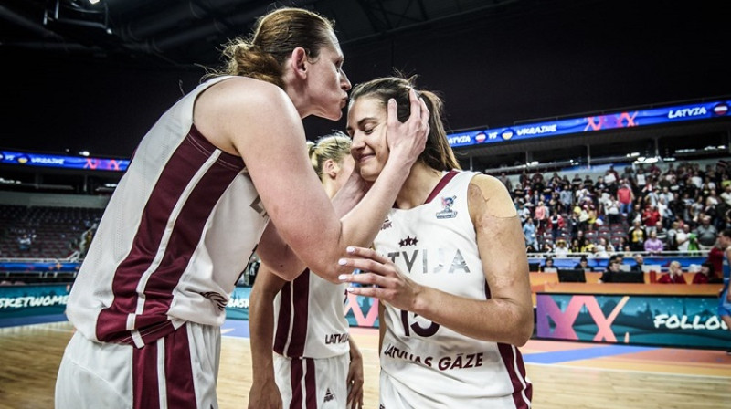 Aija Brumermane un Ieva Pulvere. Foto: Romāns Kokšarovs/Mikus Kļaviņš/FIBA