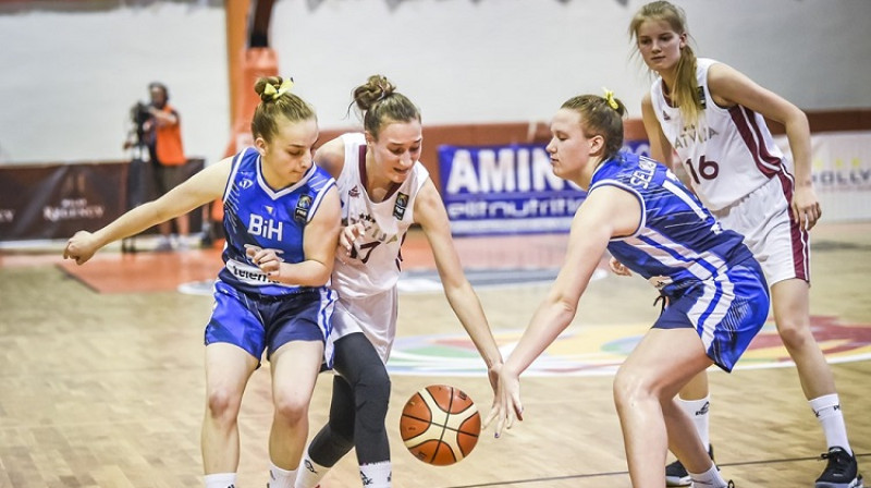 Madlēna Ģērķe un Nikola Priede spēlē pret Bosniju. Foto: FIBA
