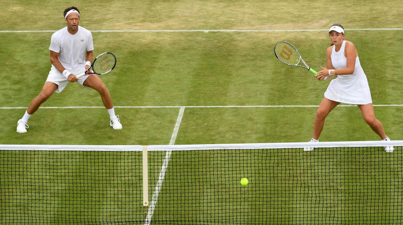 Roberts Lindsteds un Aļona Ostapenko. Foto: AFP/Scanpix