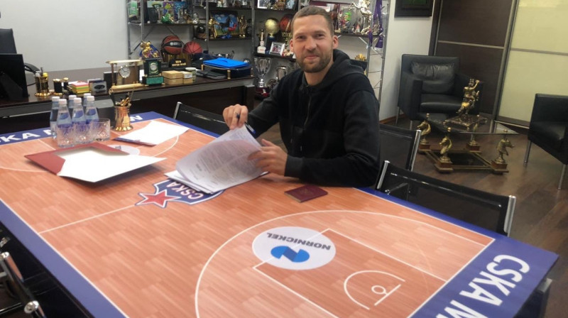 Jānis Strēlnieks pēc līguma pagarināšanas. Foto no Artūra Kalnīša Twitter profila
