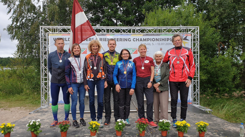 Pasaules veterānu orientēšanās čempionāta vidējās distances medaļnieki no Latvijas. Foto: Mareks Gaļinovskis