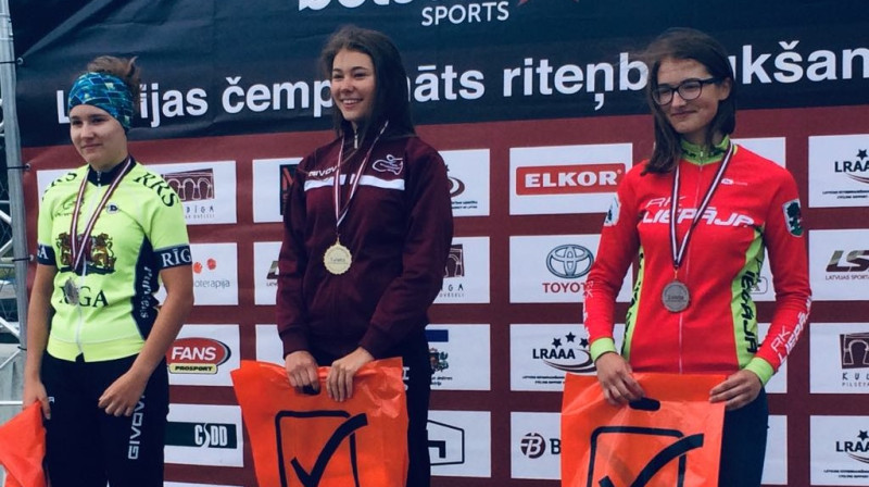 Riteņbraucējas Kitija Siltumēna (no kreisās), Laura Belohvoščika un Marta Petkus. Foto: Latvijas Riteņbraukšanas federācija
