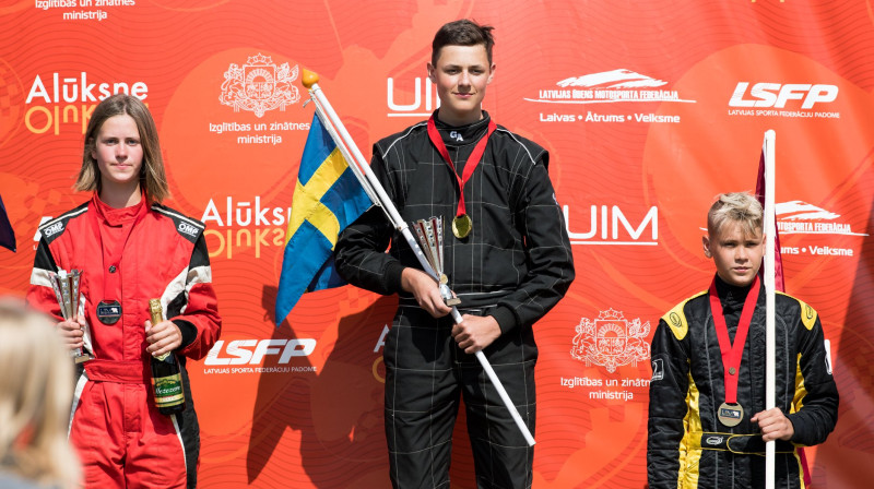 Laura Lakoviča-Lakovica (no kreisās), Alekss Cevs un Nils Slakteris uz pasaules čempionāta goda pjedestāla. Foto: Mēmeles sports