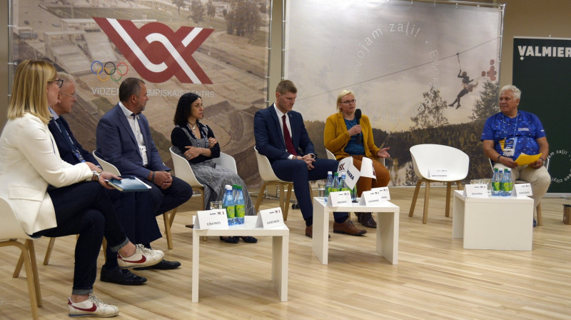 Konferences "Sports un diaspora - neizmantotais potenciāls" dalībnieki. Foto: Valmieras pilsēta