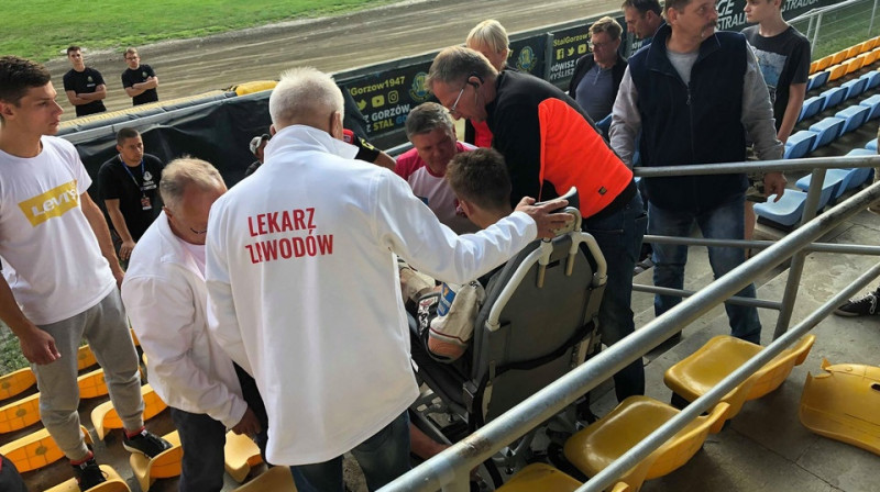 Mediķi sniedz palīdzību Artjomam Trofimova. Foto: Przemyslaw Ciucka / Przeglad Sportowy