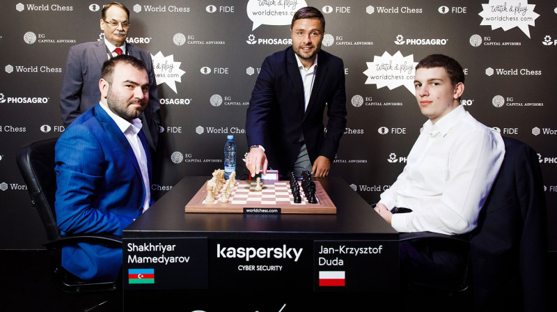Māris Verpakovskis veic simbolisko gājienu šaha turnīrā. Foto: World Chess