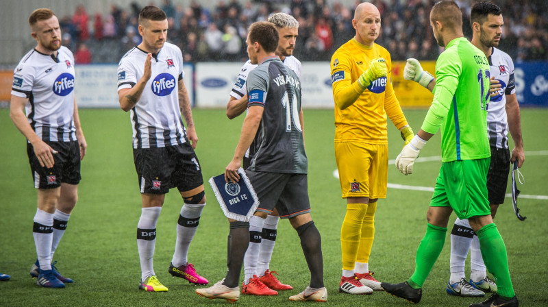 Aleksejs Višņakovs un Roberts Ozols sasveicinās ar "Dundalk" futbolistiem. Foto: Zigismunds Zālmanis (Riga FC)