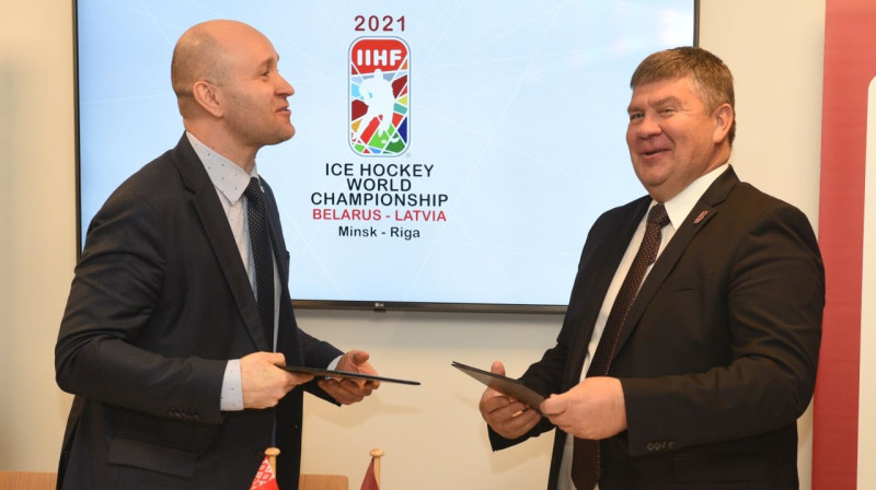 Latvijas un Baltkrievijas hokeja federāciju prezidenti paraksta vienošanos par turnīra norisi divās valstīs. Foto: Romāns Kokšarovs, F64