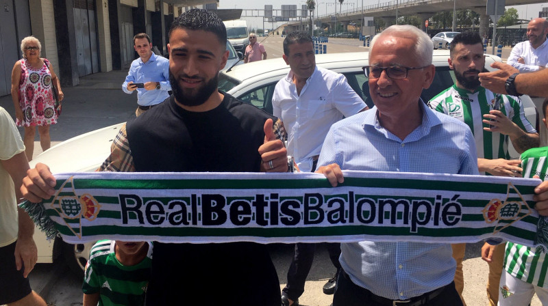 Nabils Fekirs pozē fotogrāfiem pēc ierašanās "Real Betis" klubā. Foto: EPA/Scanpix