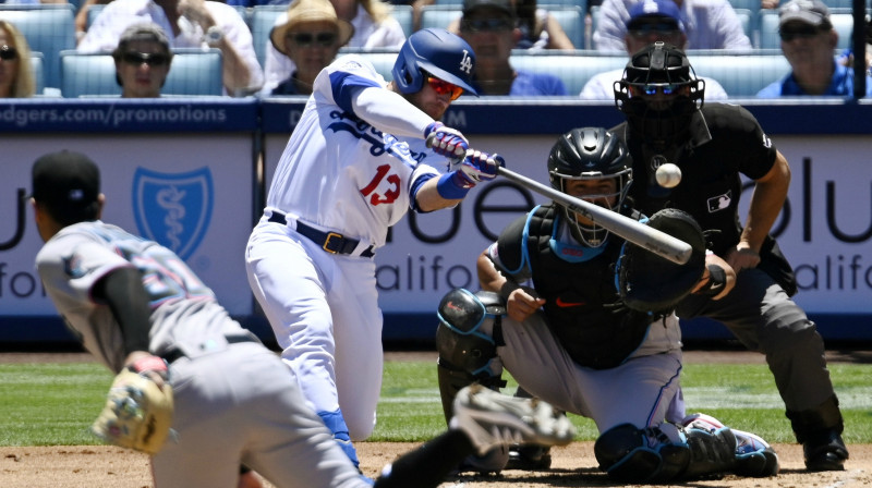 Mājas bāzes tiesnesis (aizmugurējā plānā) darbībā MLB mačā
Foto: AP/Scanpix